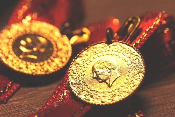 GRAM ALTINDA HEDEF GÖSTERDİ Memiş özellikle gram altının son dönemde dolar/TL endeksinden yeteri kadar desteği görememesinden dolayı ons altın üzerinden hareketlendiğini ifade etti. Önümüzdeki süreçte gram altına olan desteğin artacağını vurgulayan Altın ve Para Uzmanı İslam Memiş, kısa vadede gram altının 7 bin ile 7 bin 500 TL arasında bir aralık görebileceğini belirtti. 