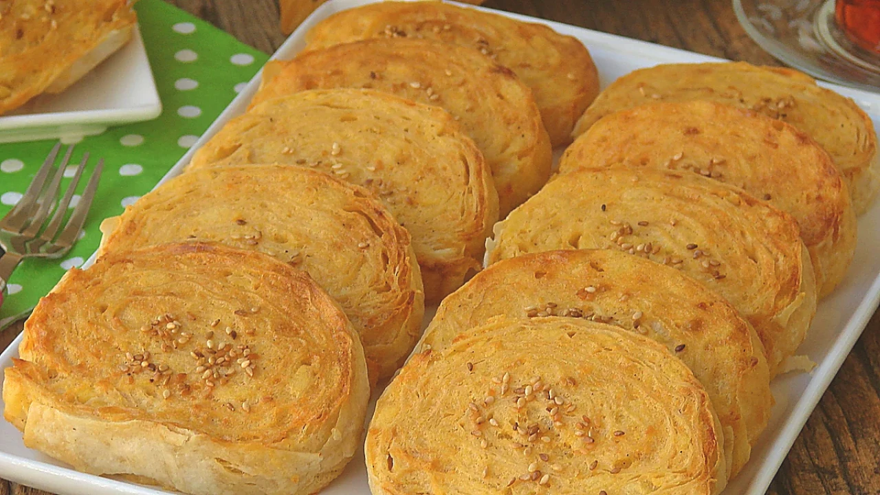 Komşu Çatlatan Börek Tarifi! Herkes Bu Tarifi Soruyor: 3 Yufkayla Çıtır Patatesli Rulo Börek