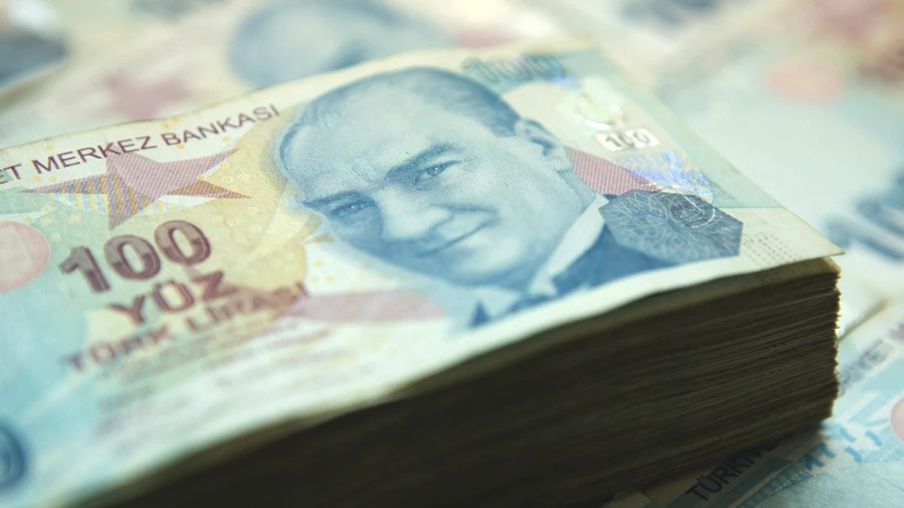 Memur ve Memur Emeklisine Ocak 2027 Zammı Şekilleniyor! İki Aylık Fark Belli Oldu, Zam Yüzde 8'i Aşabilir: İşte Hesap Tablosu