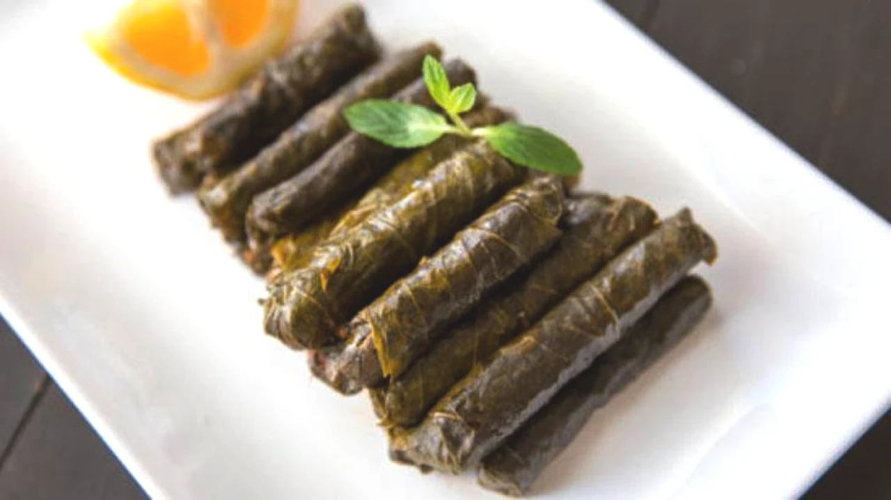 Yaprak Sarmanın İçi Neden Çiğ Kalıyor? Kimsenin Söylemediği Püf Nokta Ortaya Çıktı: Parmak Gibi Sarma Tarifinin Sırrı Sıkı Sarmamakta