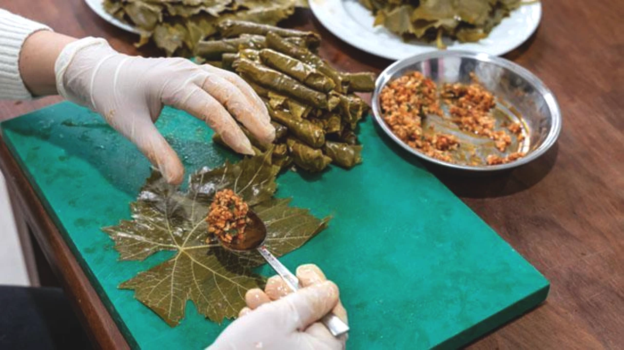 Yaprak Sarmanın İçi Neden Çiğ Kalıyor? Kimsenin Söylemediği Püf Nokta Ortaya Çıktı: Parmak Gibi Sarma Tarifinin Sırrı Sıkı Sarmamakta