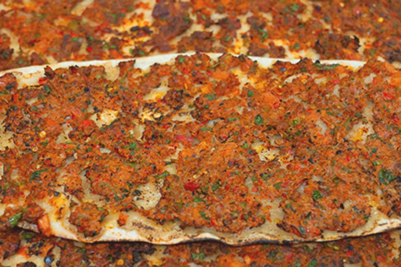 Antep Lahmacunu Evde Nasıl Yapılır? Sırrı Satırda ve Sarımsakta